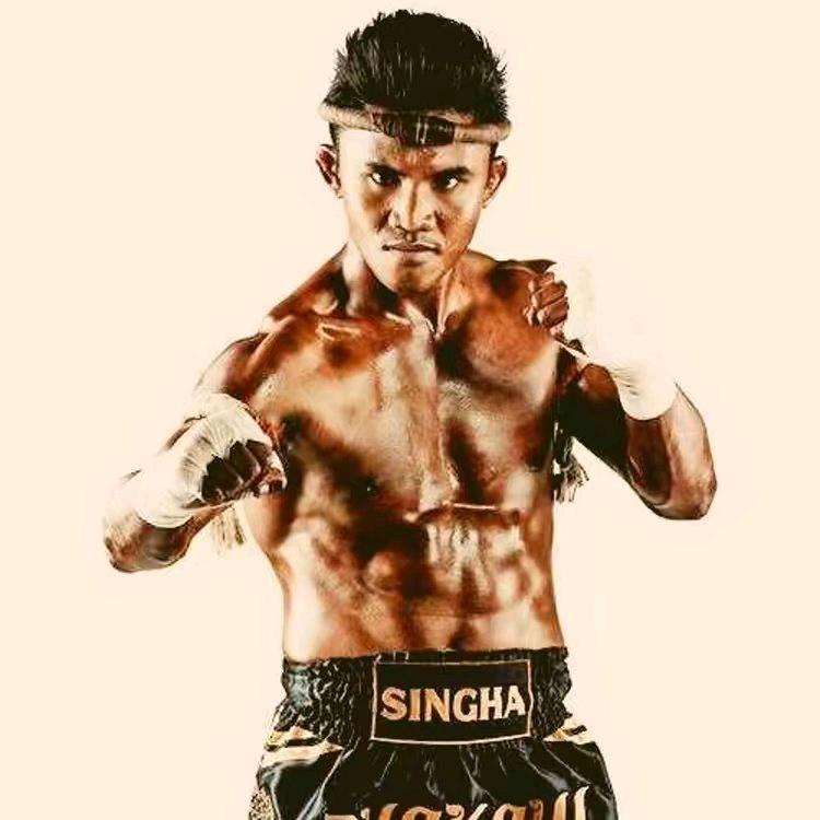 笑的露出大板牙