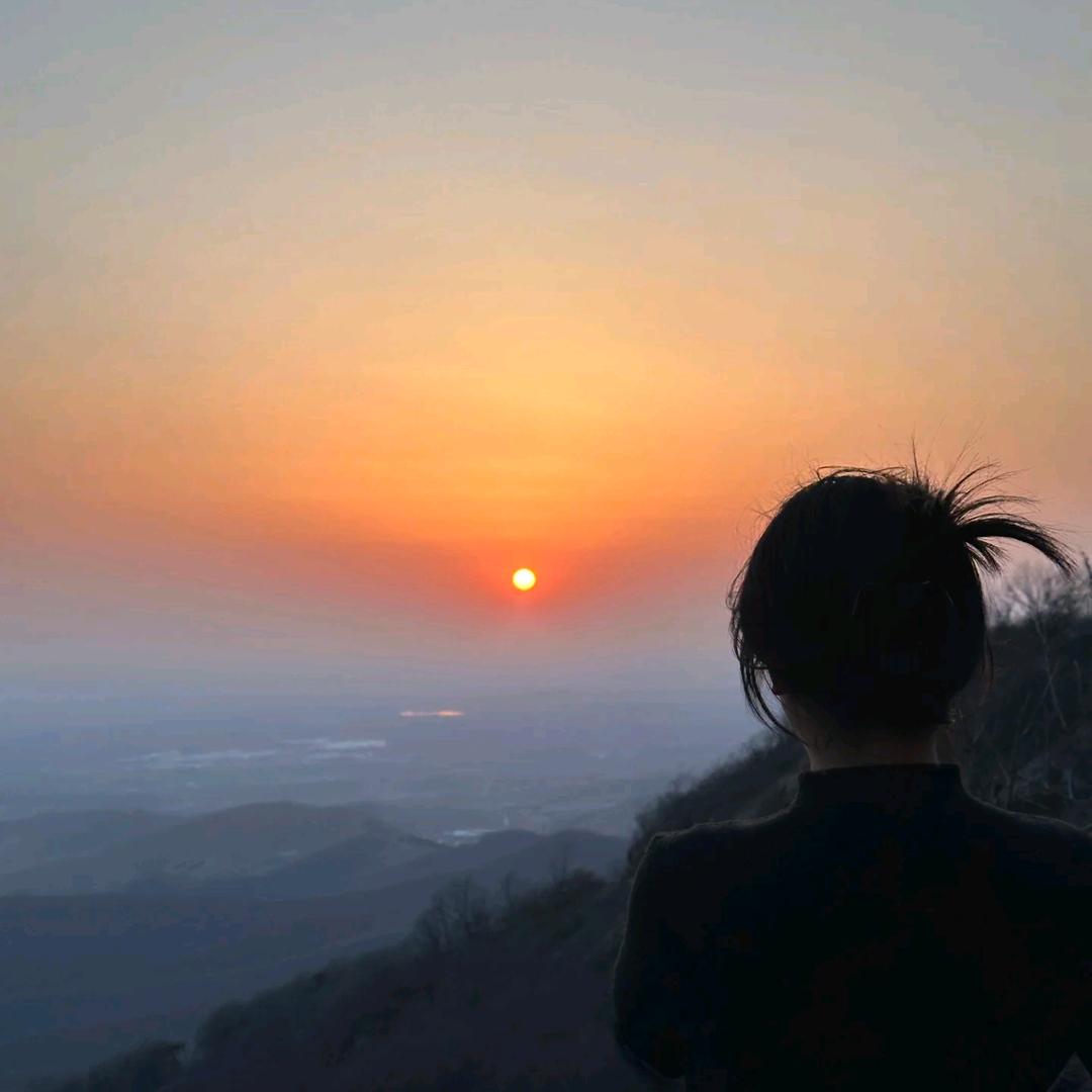 M  "·