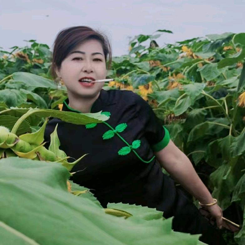 爱笑的啊丁姐
