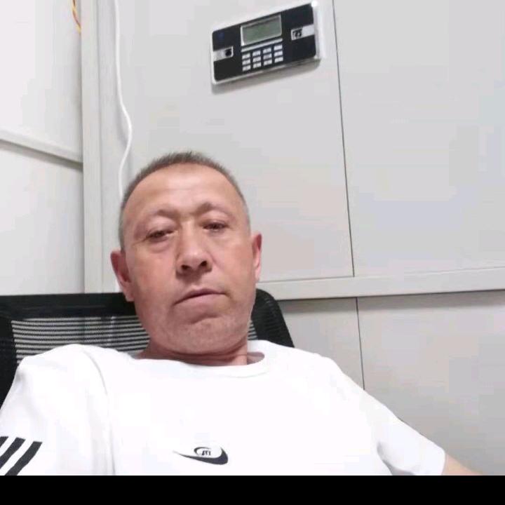 红色各类书刊，报刊物品收藏者穆哥