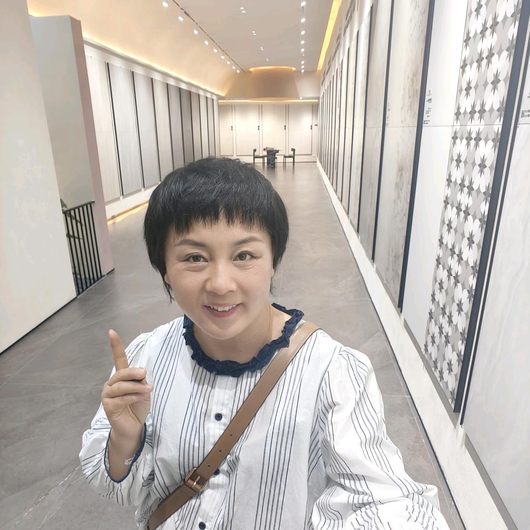 赵姐在雄县卖瓷砖