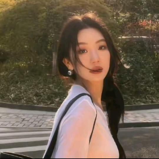 LiLi~李慧儿(直播穿搭爆品)