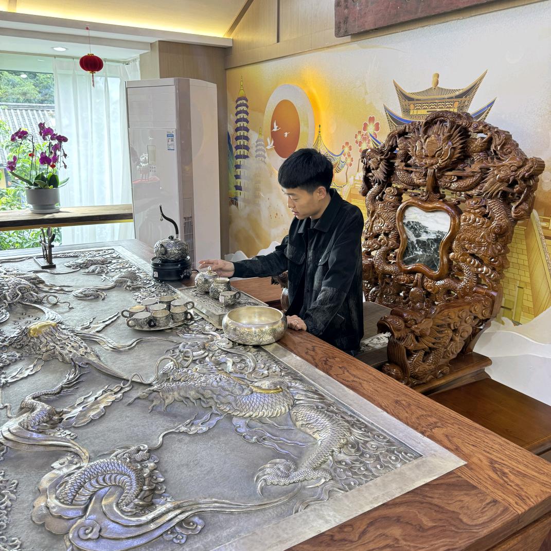 王漠含