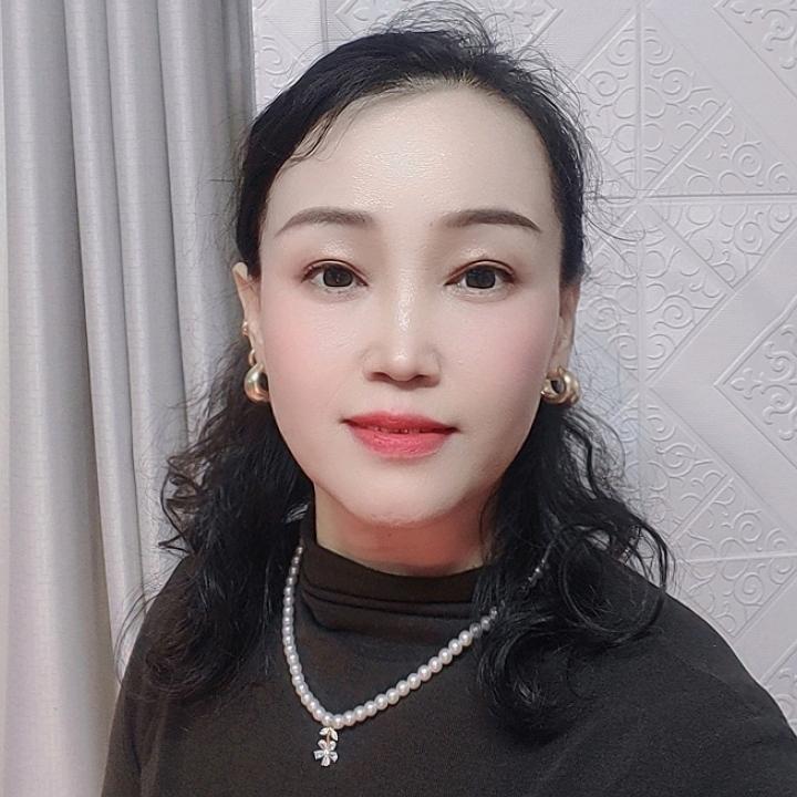 曲中周美妍护肤店长