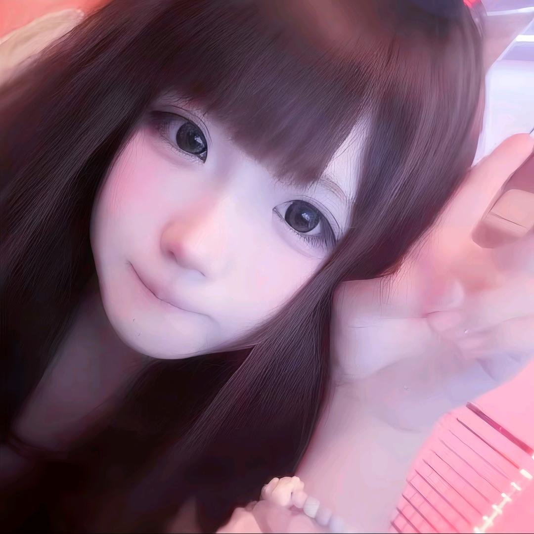 西红柿粘在嘴边假装自己是吸血鬼