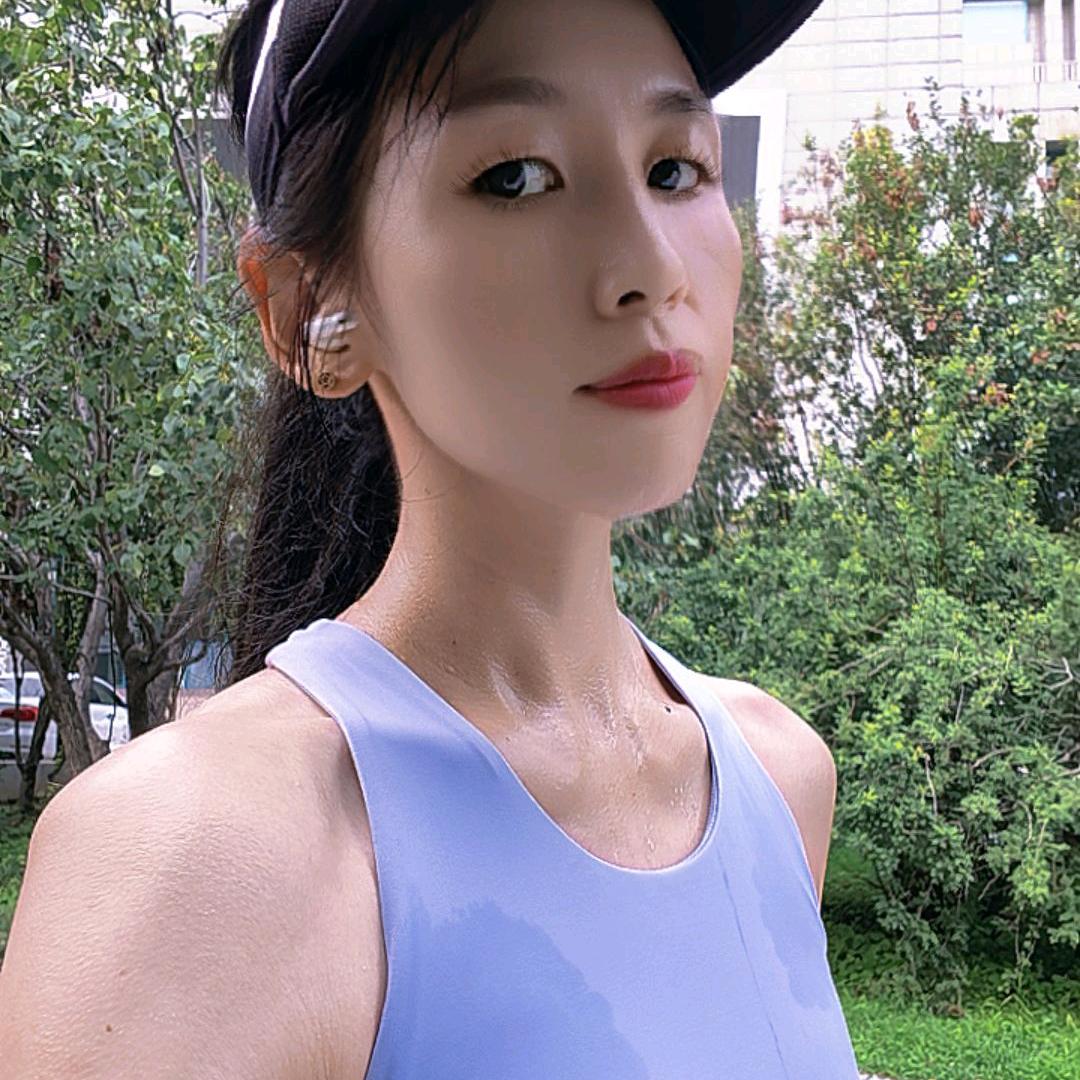 艳儿。