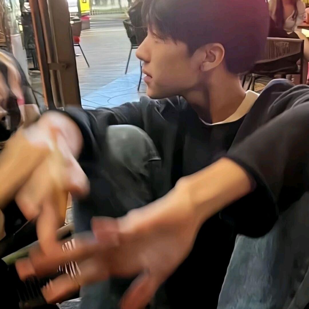 小江爱脸红.