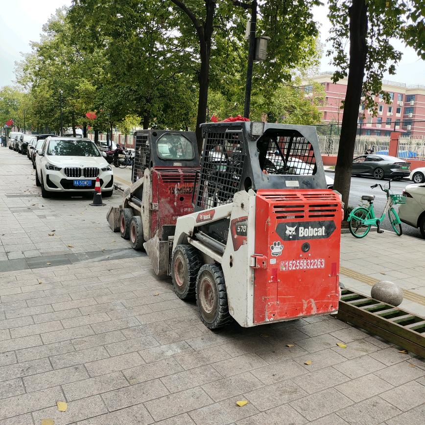 贾   山猫微铲垃圾车出租