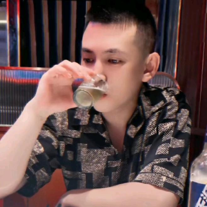 开酒吧的张先生