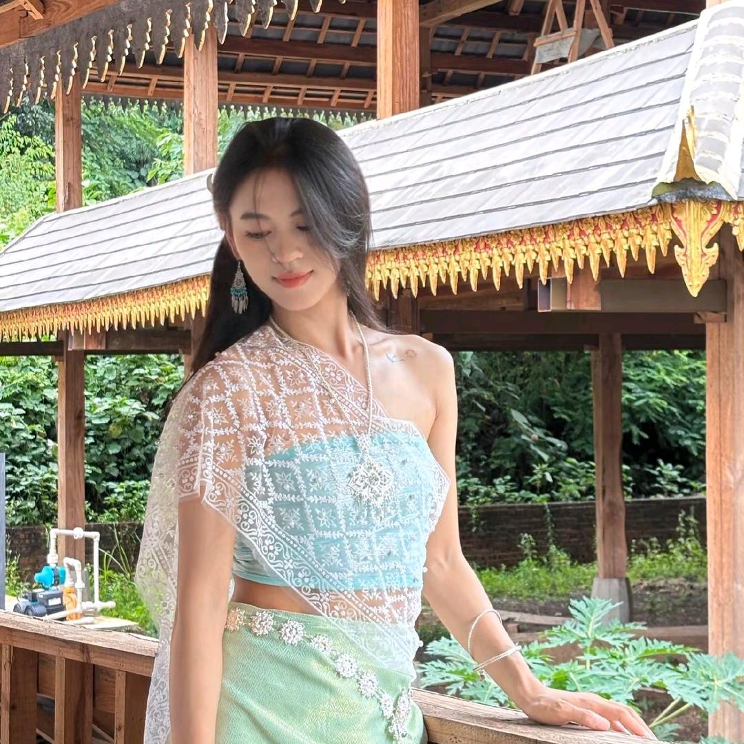 明艳的艳🍁⥎🍁