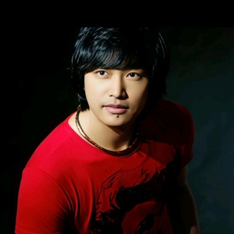 侯强:词曲唱作人