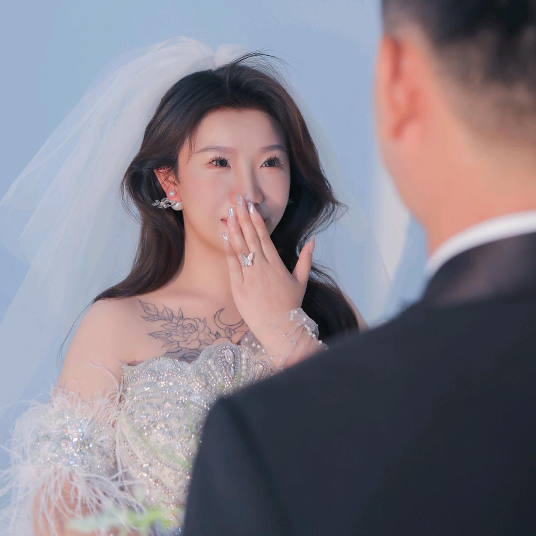 一个疯疯癫癫的小男人！