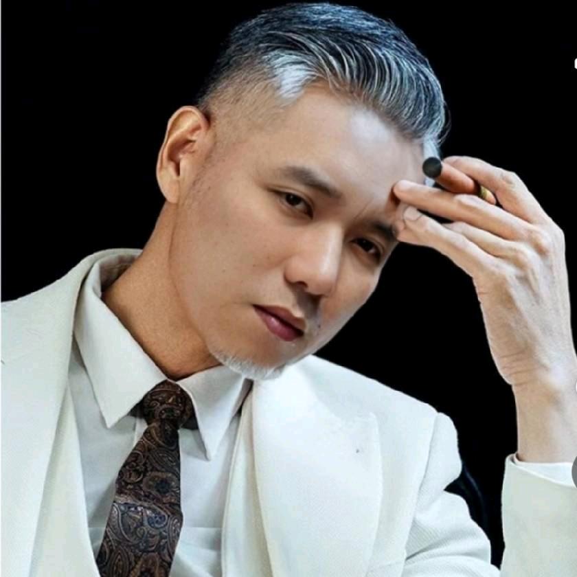 霸气十足小伙