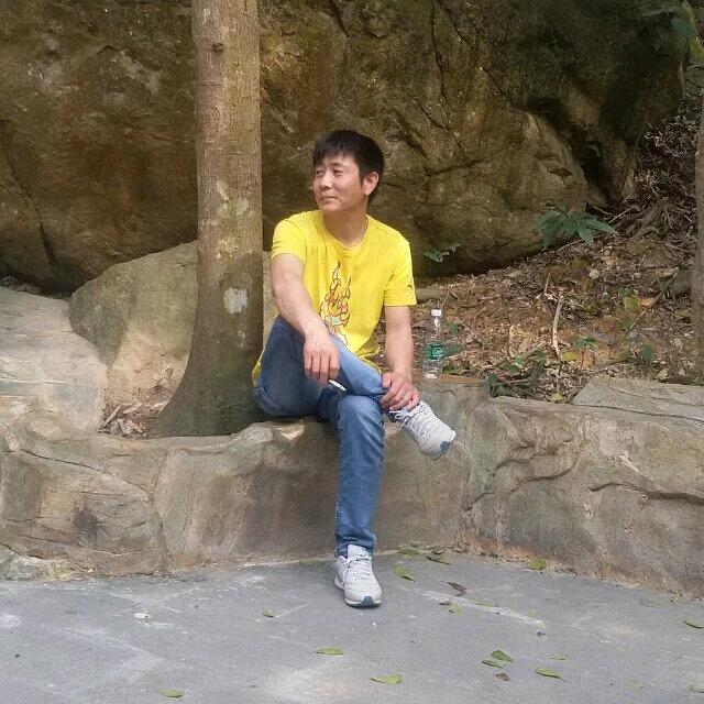 孤独的漫步雨中