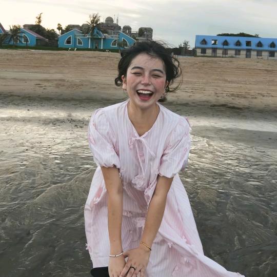 头发有点长