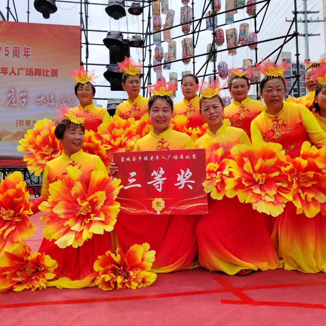 吴圩村金凤凰舞蹈团队长王桂芳