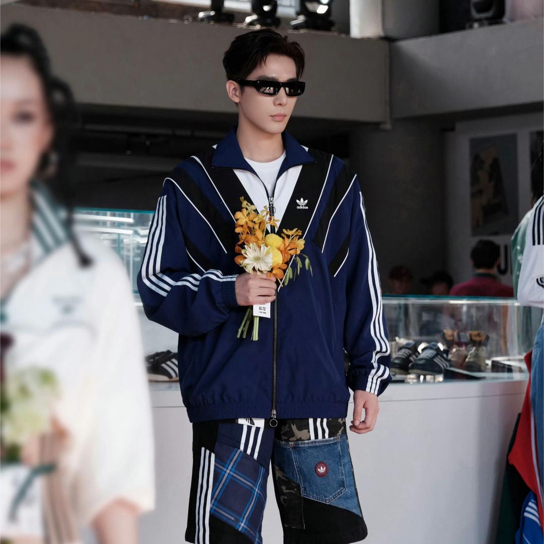 耐克）阿迪达斯）