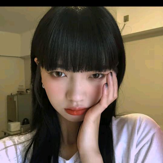 我是秋秋呀-每日穿搭