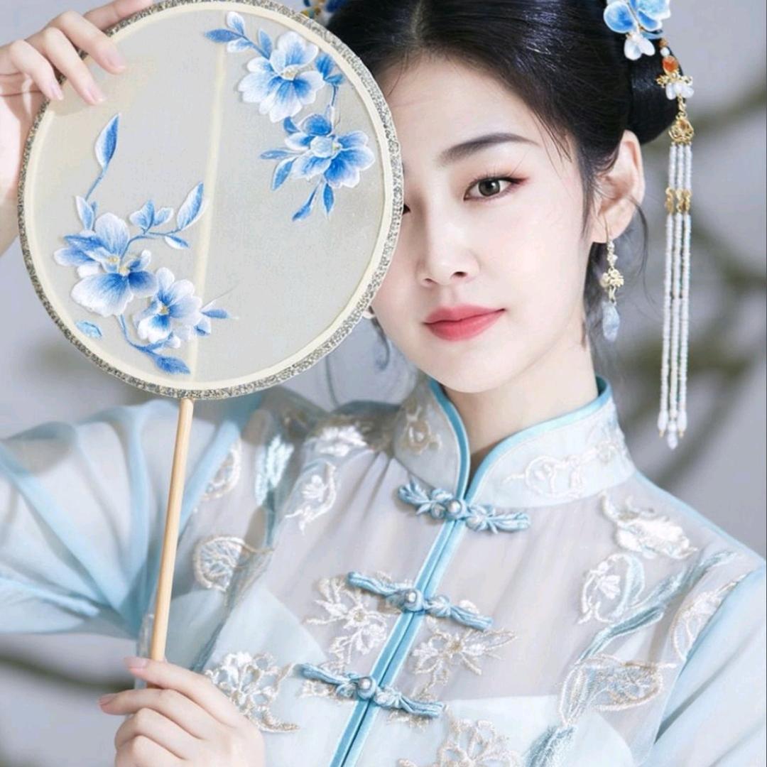 短发飘飘