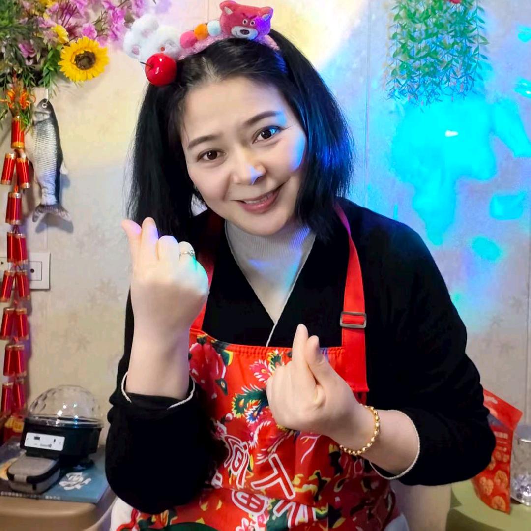 阿霞    一根耳机线开播创业 1：50