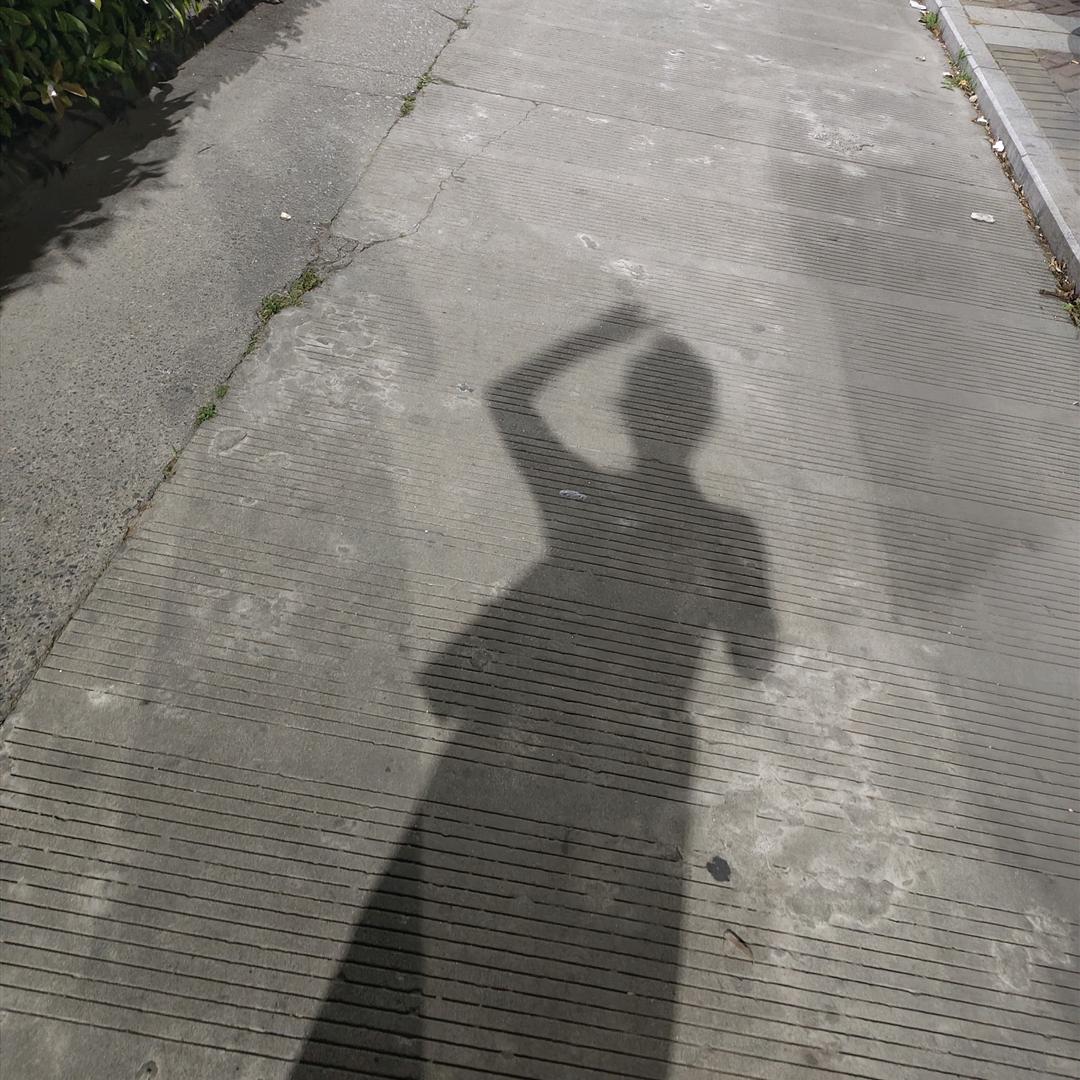 摸凹