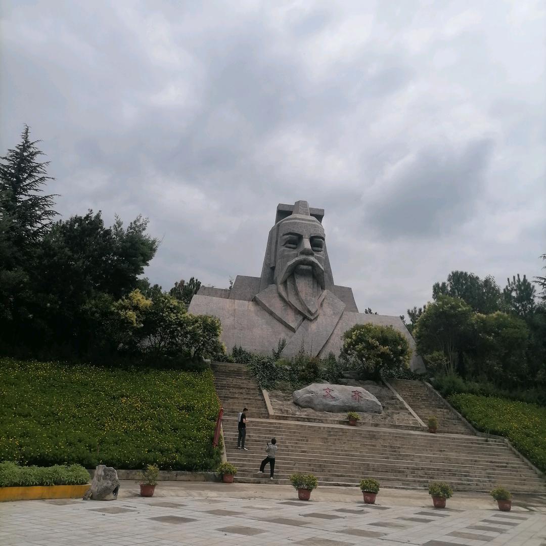一人独来独往。