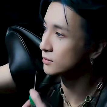 一觉醒来照镜子发现自己是彭于晏