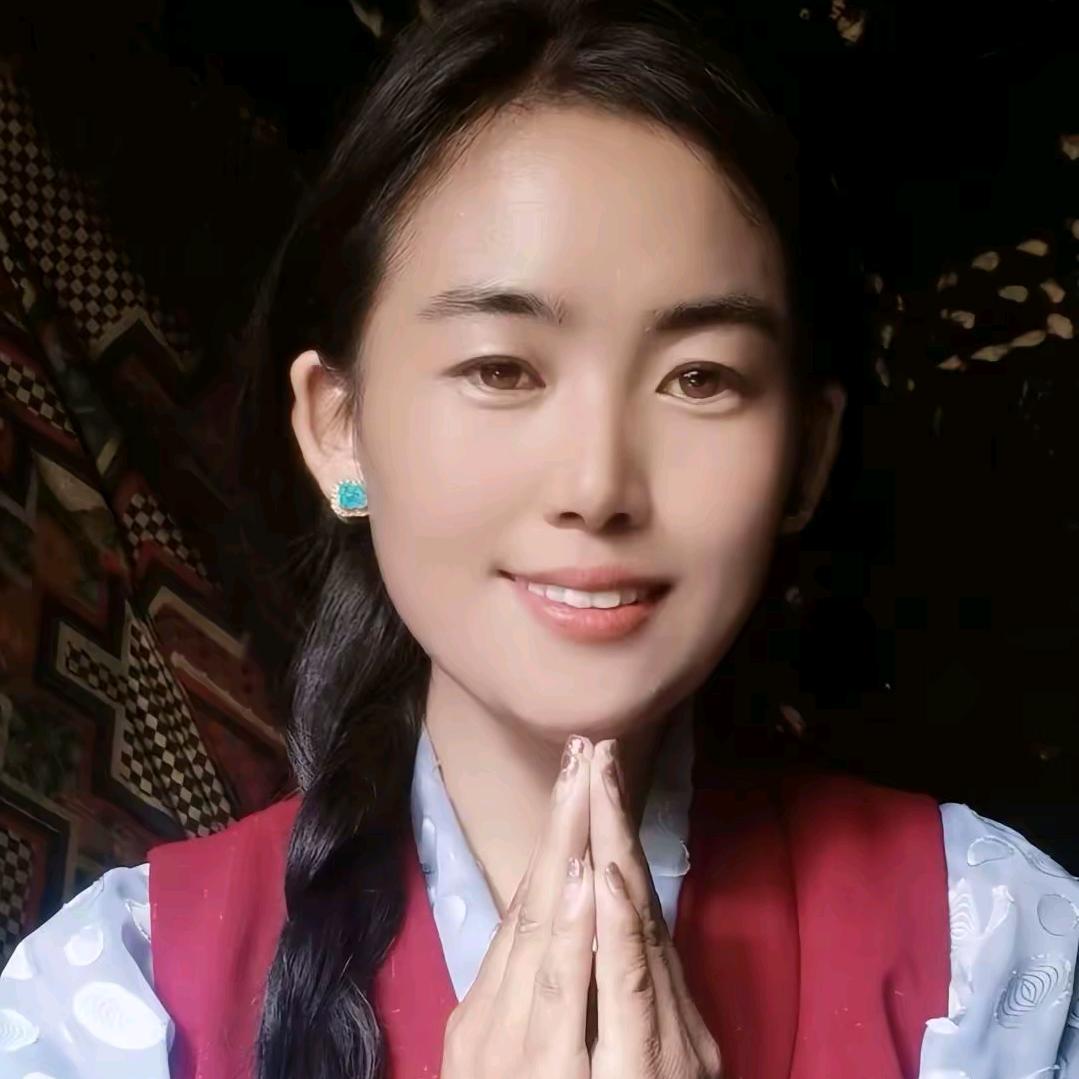 雅拉香布山脚下的小姑娘
