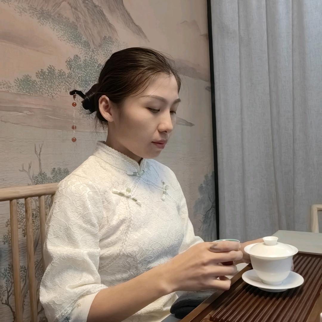 -把心事泡进茶里的凡凡