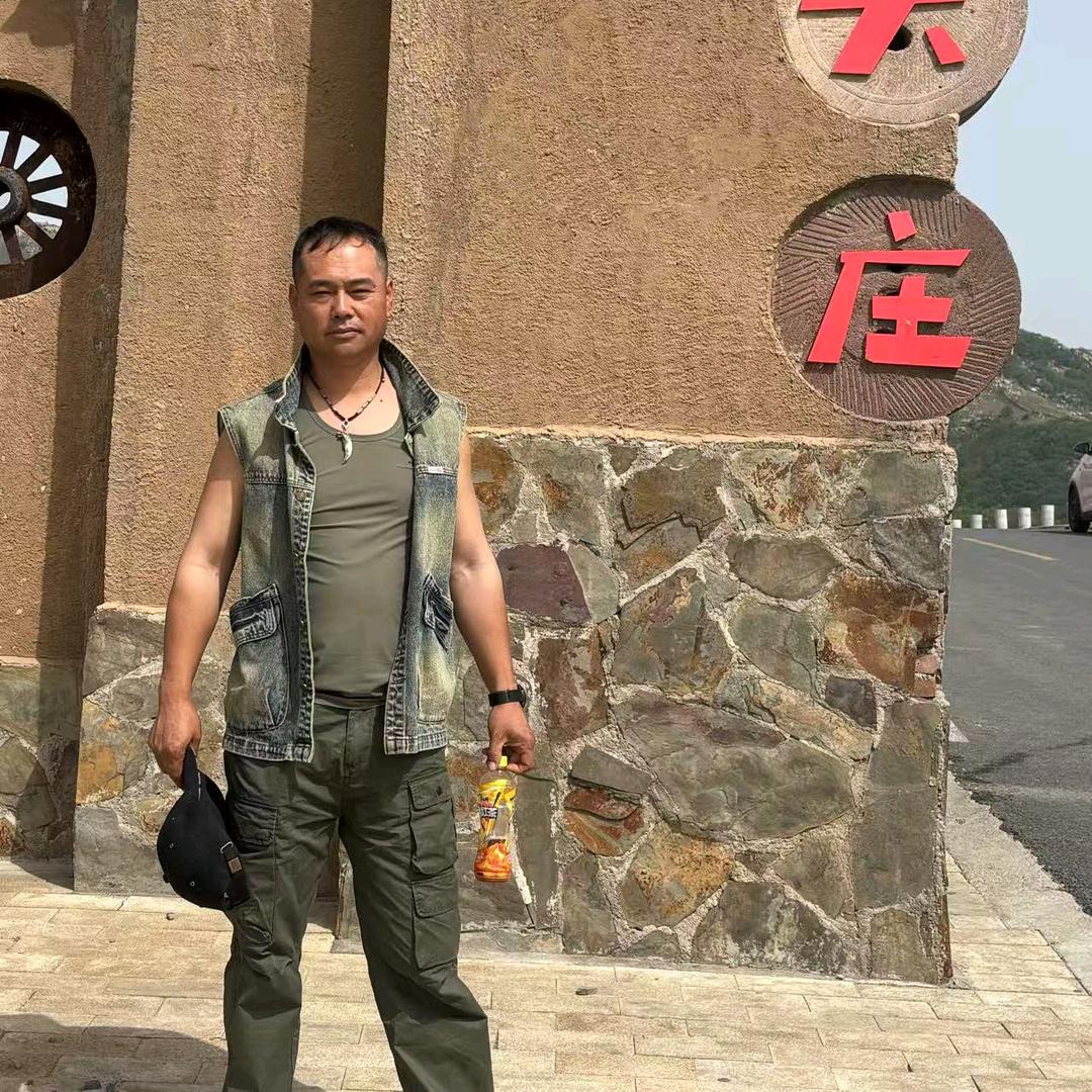 一个人摆地摊。穷游全中国。