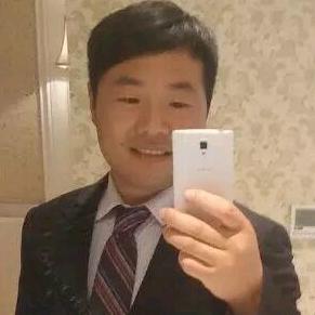 在钱线的男银