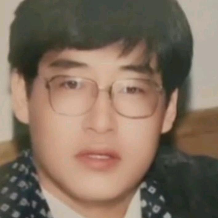 炜笑