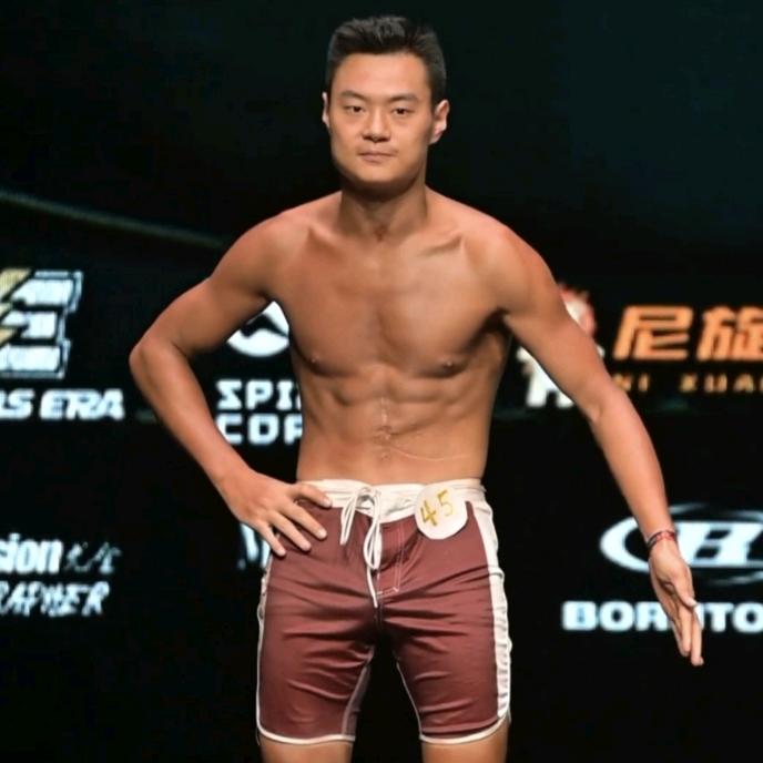 周松在健身（00后脑出血）