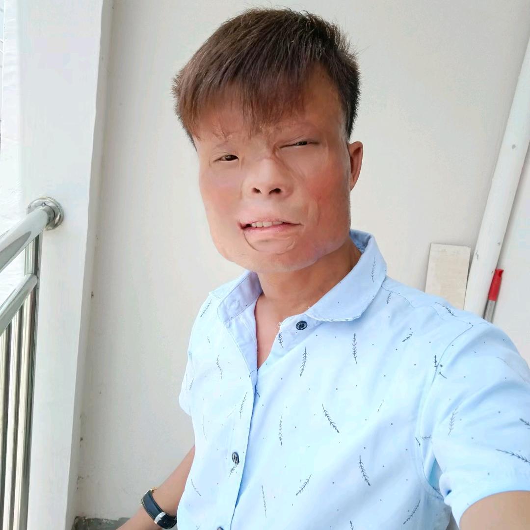 阳光快乐的男孩
