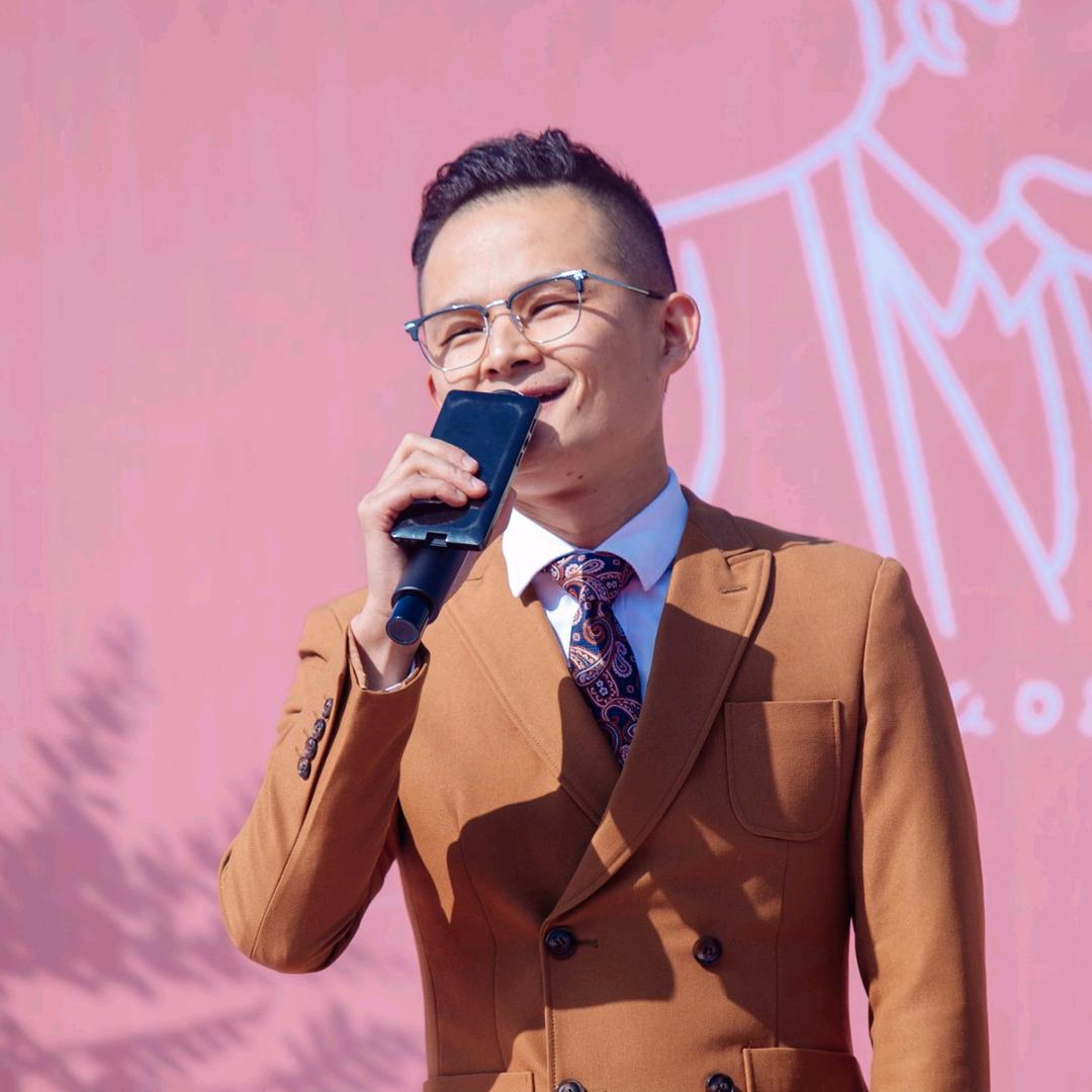 我是吴聪 办婚礼拍婚照请找我