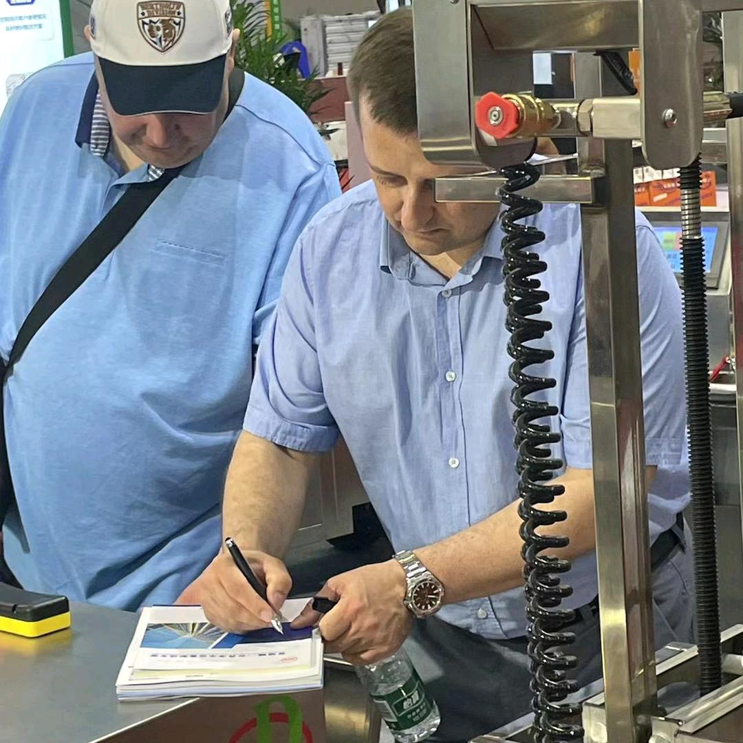 鼎大养殖设备专卖店鸡舍清洗机器人