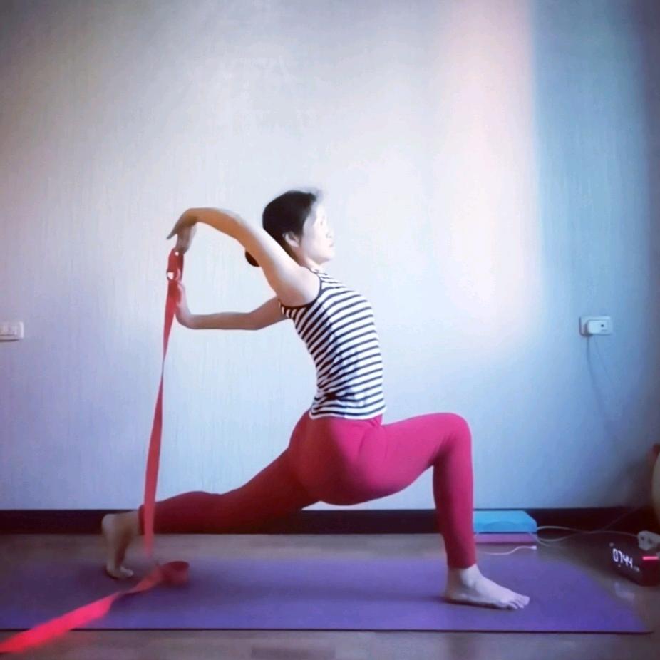 在贵定做瑜伽的芳芳