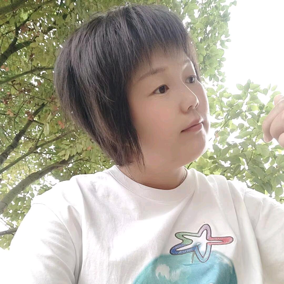 采蘑菇的小姑娘