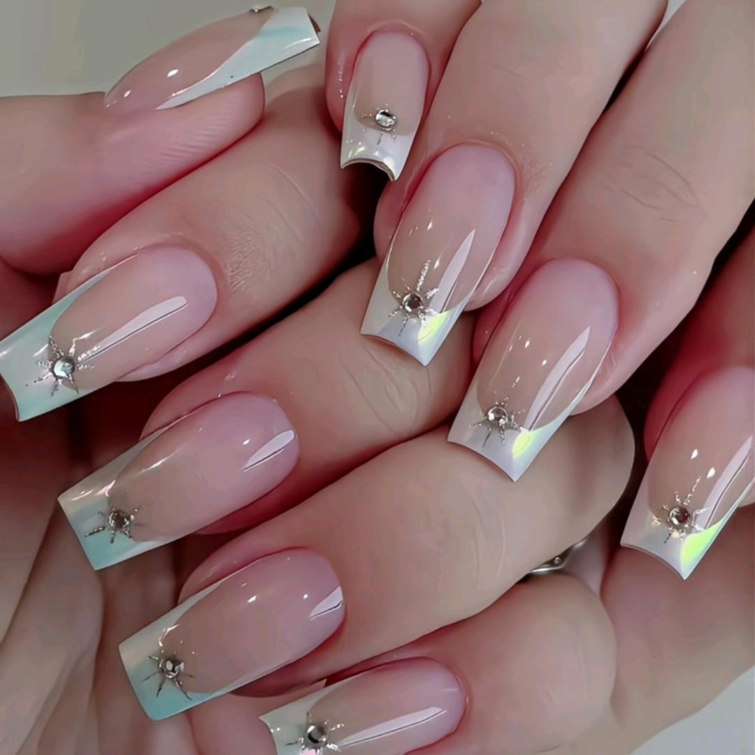 搓指甲的晟莹·Nail