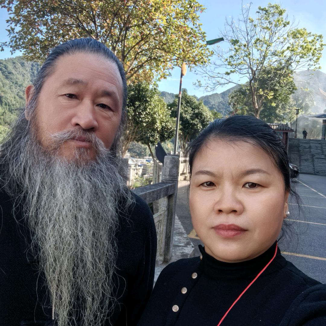 清泉何一绝