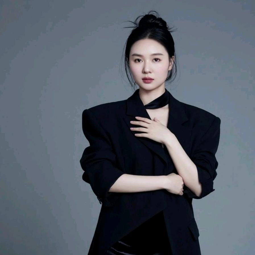 在西昌做化妆师的萌子