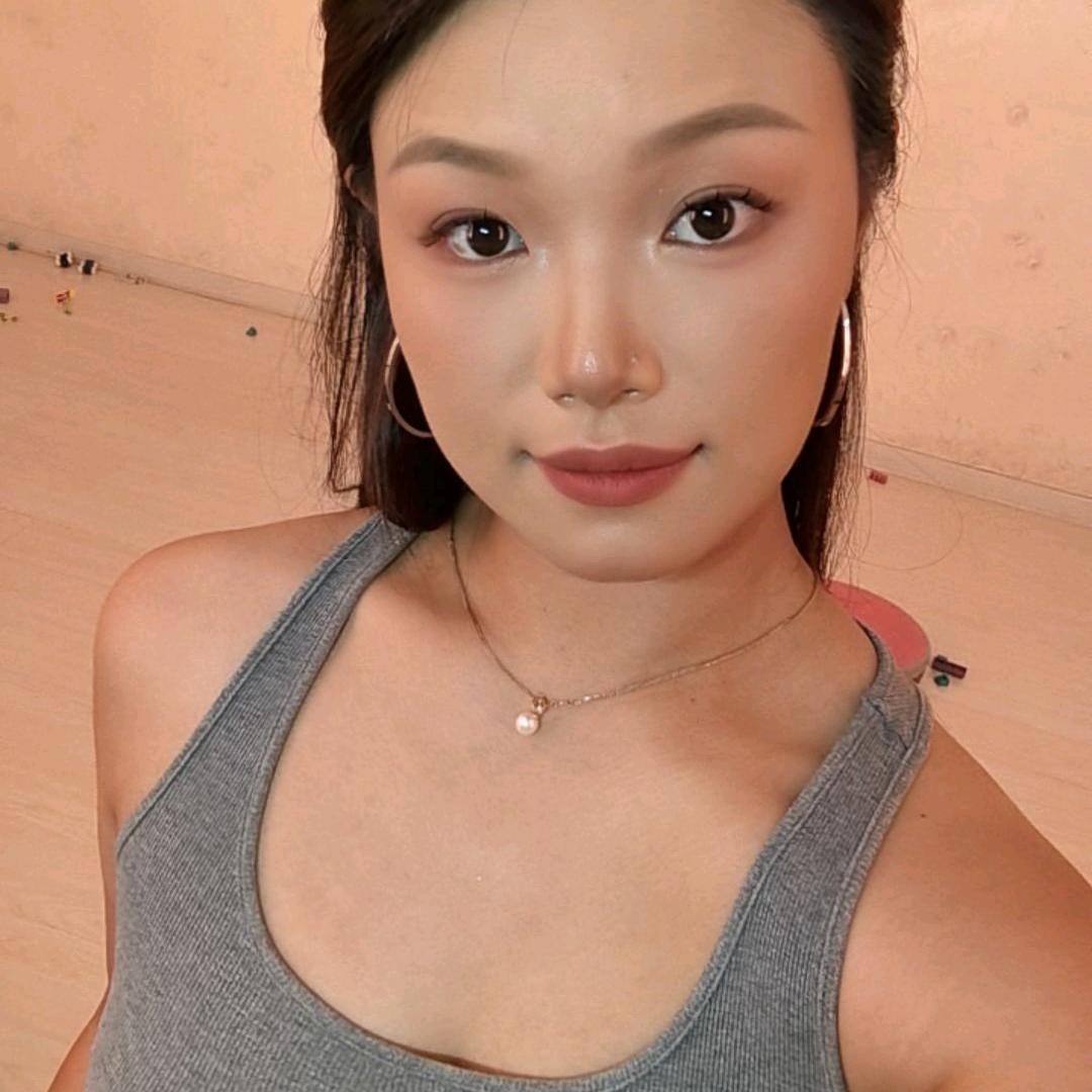 爱化妆的田妮子