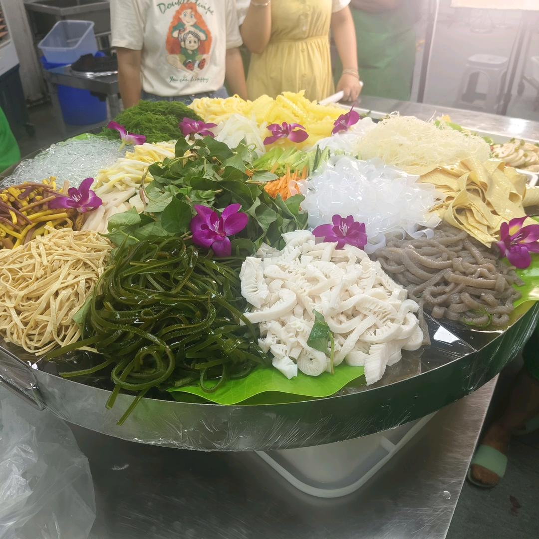 摆摊小燕子卤肉拌菜