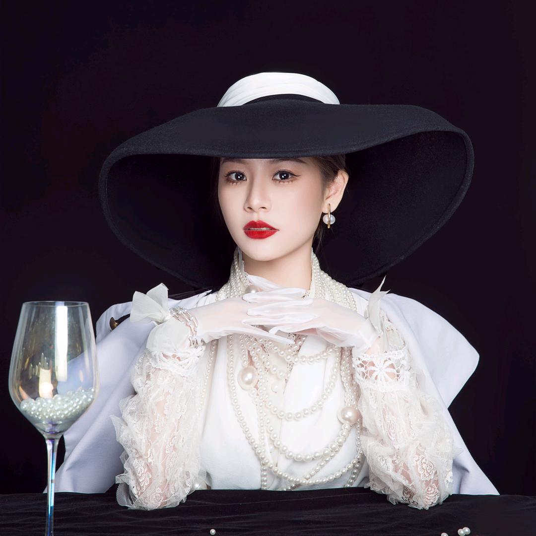 大师说，叫郑宝（妮可）