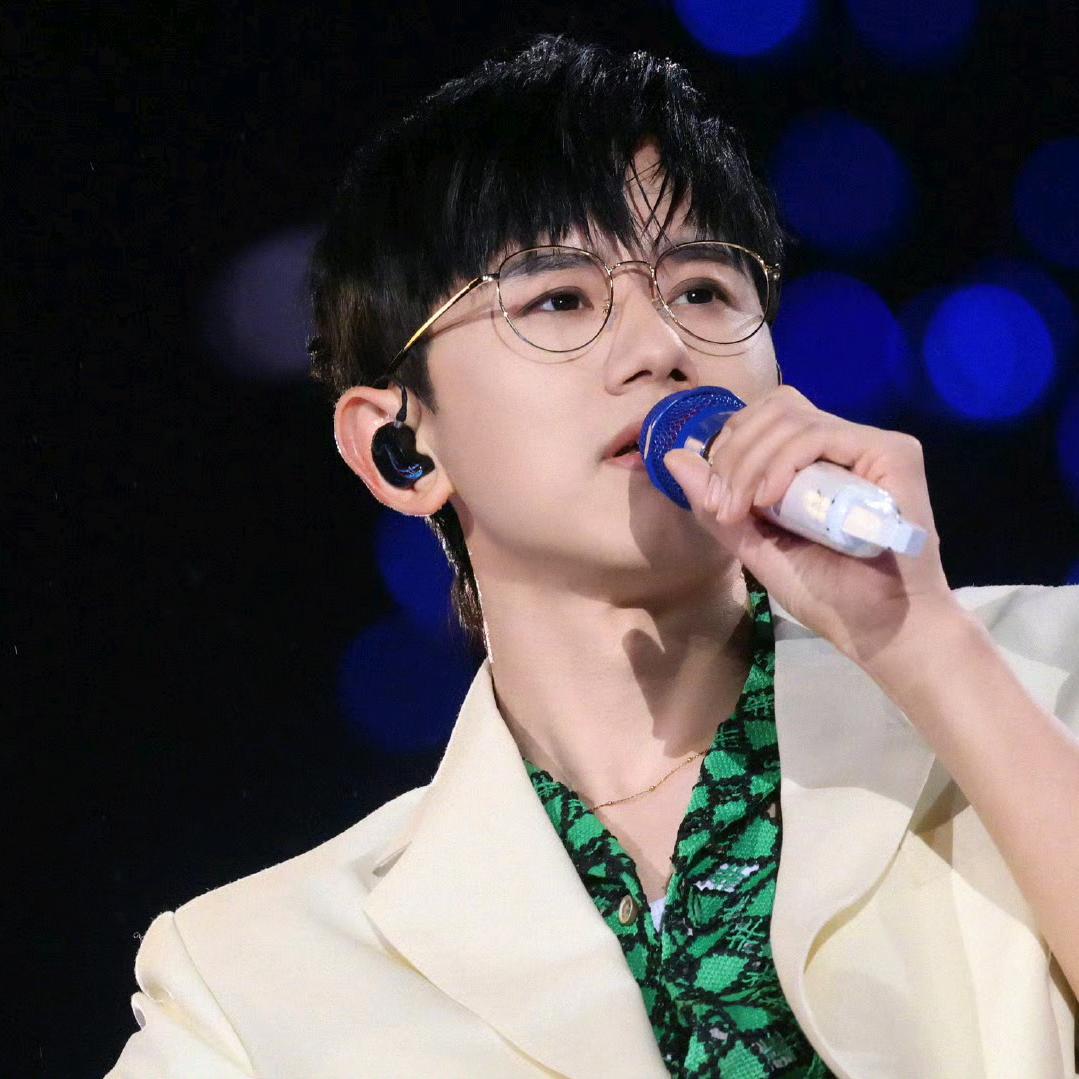 眼睛里装满了星空