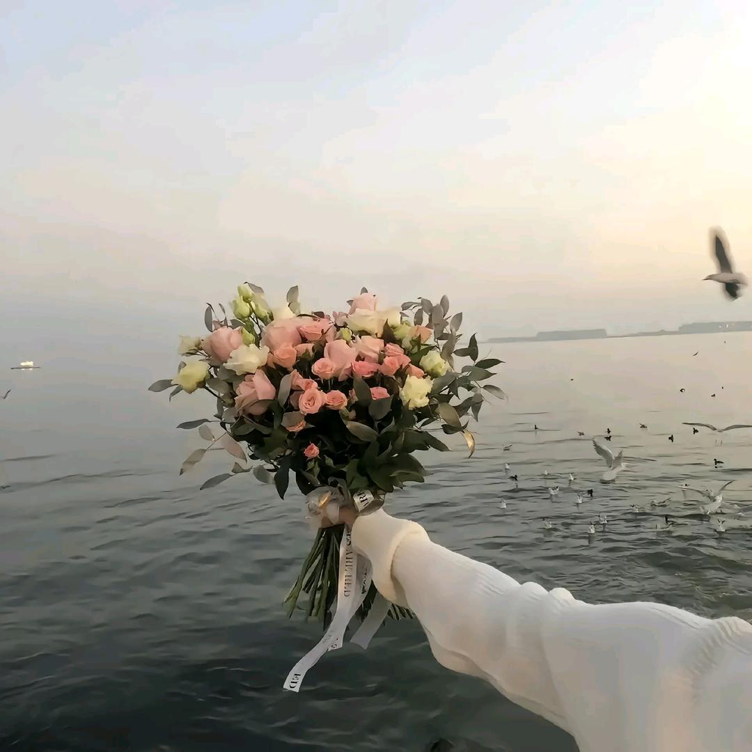 小怪兽偷鱼吃🐳