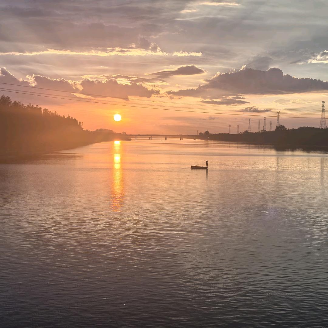 : 满月居于夜空，