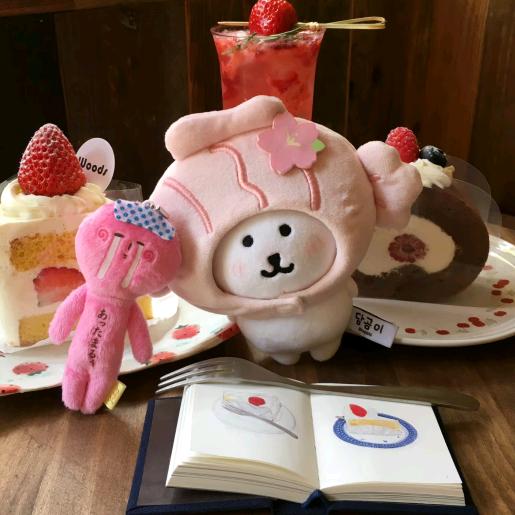 小猫在吃冰淇淋