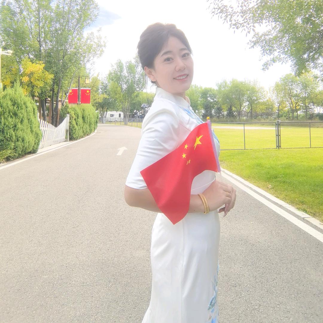 主持人田杨