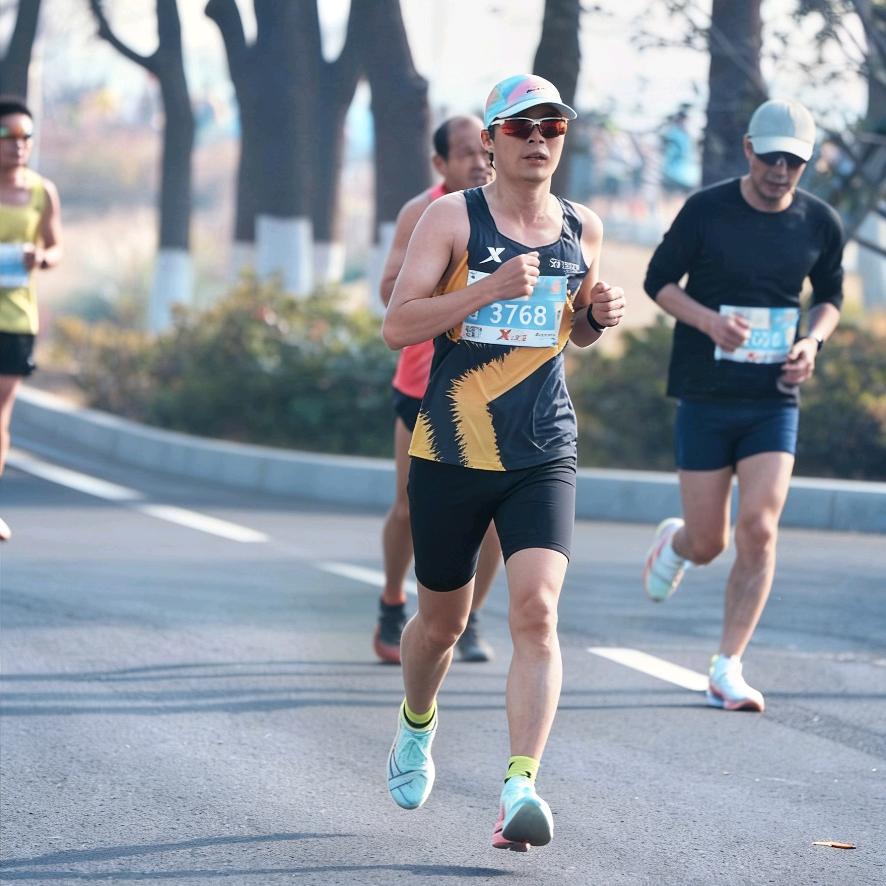 Hu Wei ²¹·⁰⁹⁷⁵